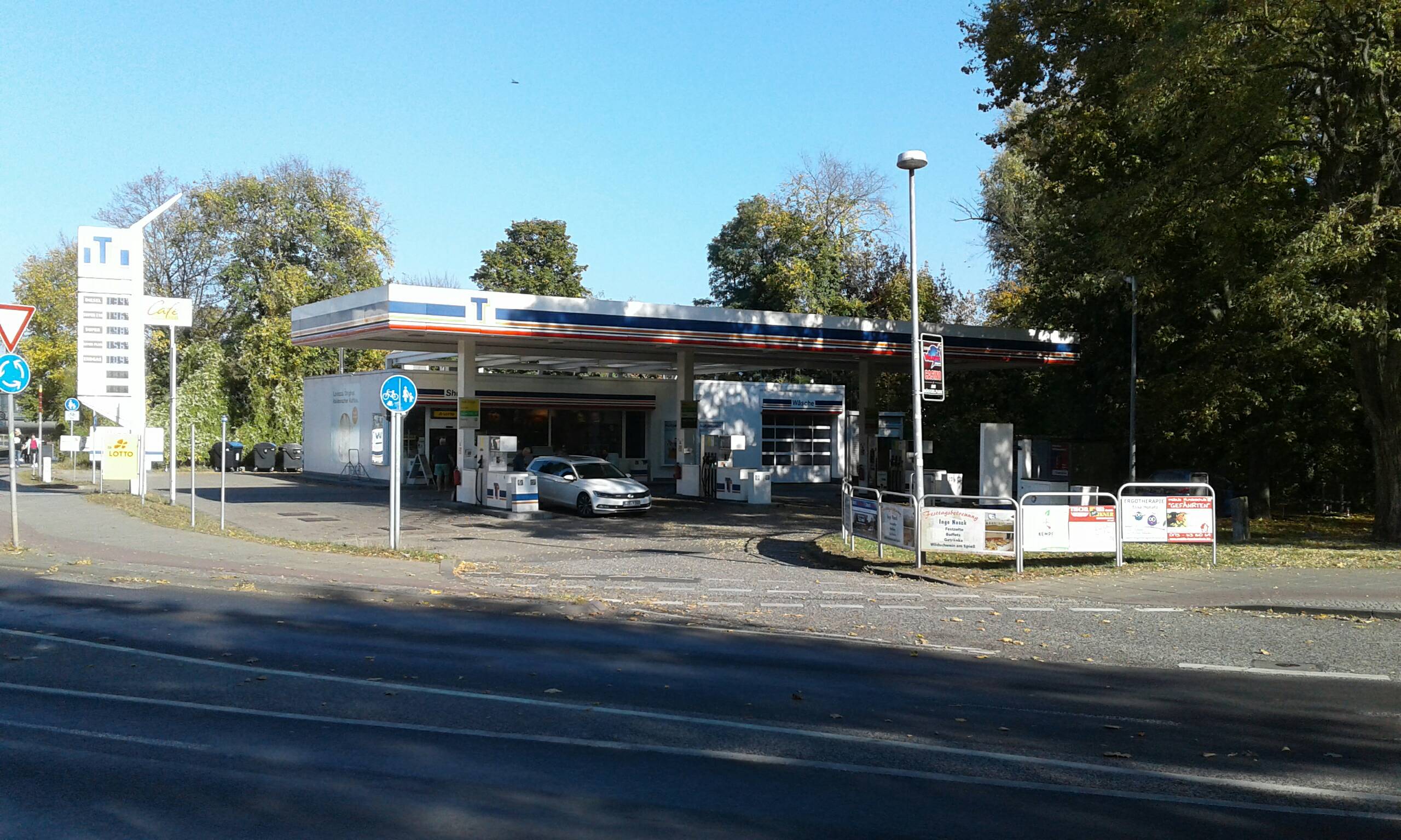 Bild 1 Monika Nötzel Tankstelle in Erkner