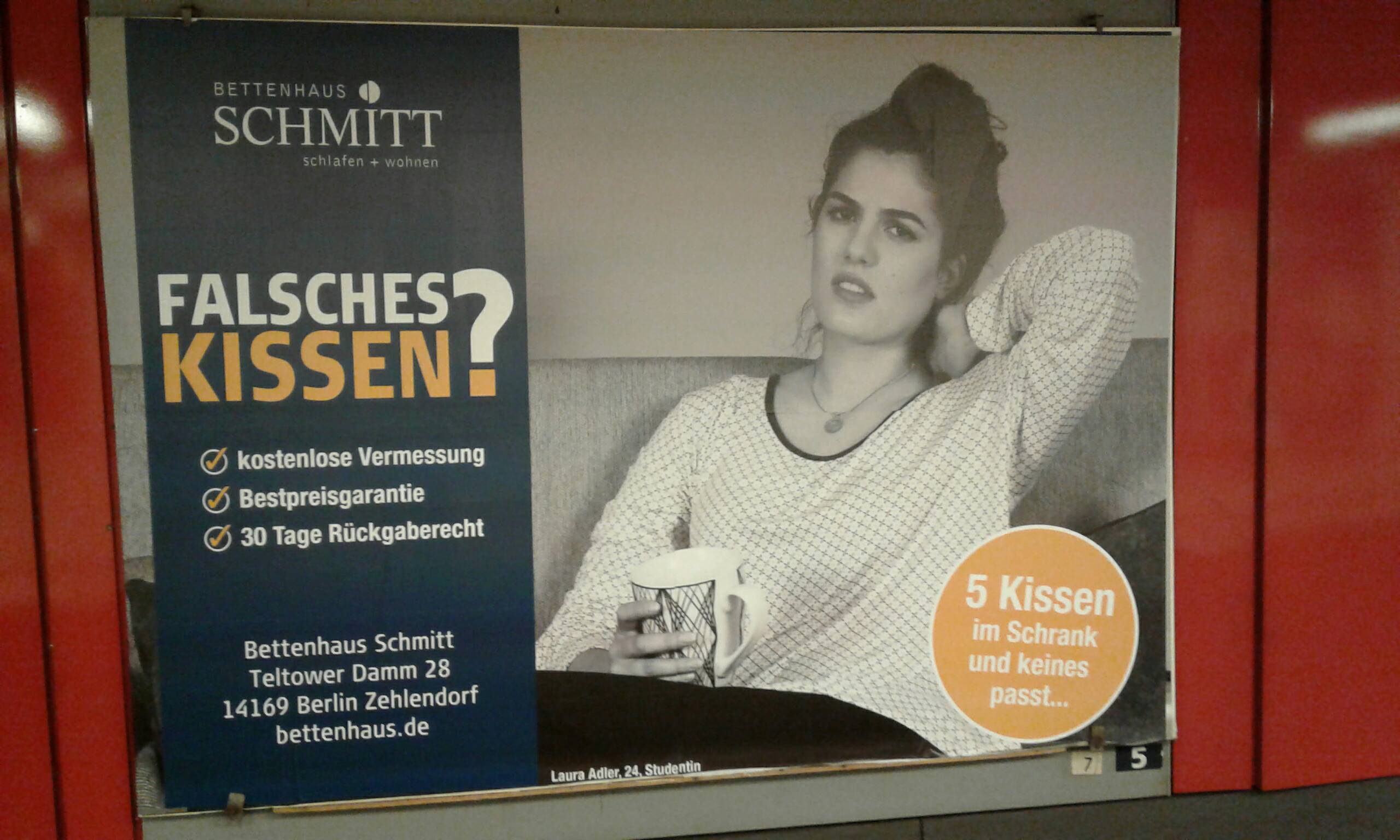 Werbung im U-Bahnhof Berliner Strasse