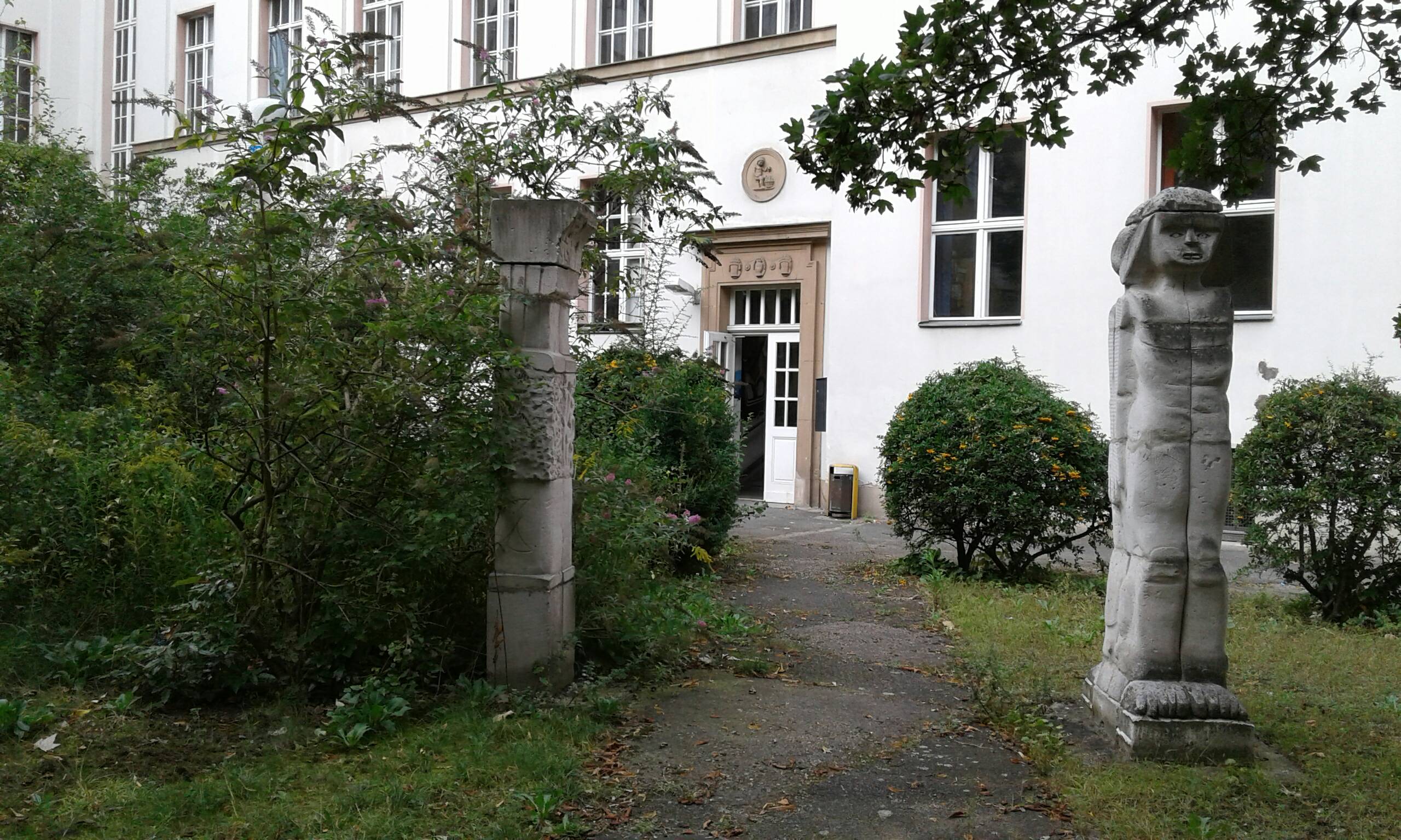 in Berlin Kreuzberg - gestalteter Schulhof