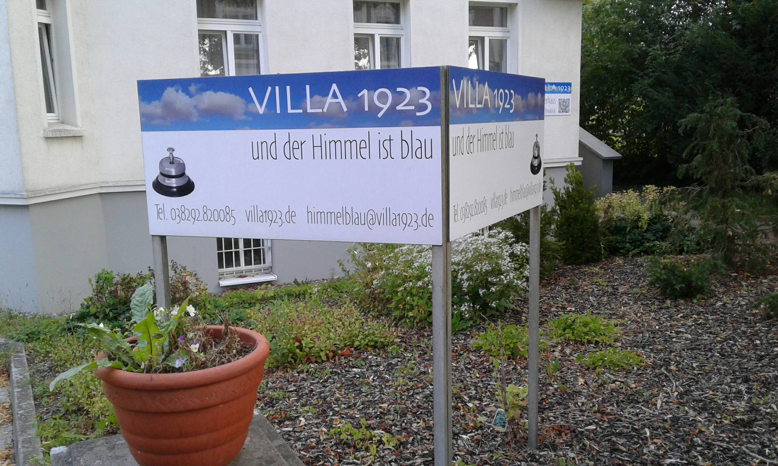 Bild 2 Villa 1923 "und der Himmel ist blau" in Kröpelin