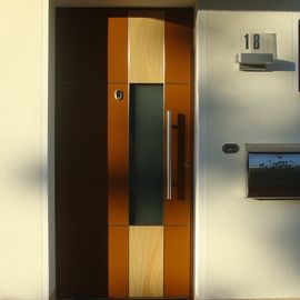 Einbruchssichere Haustür mit elektronischen Türspion und Aufnahmefunktion.