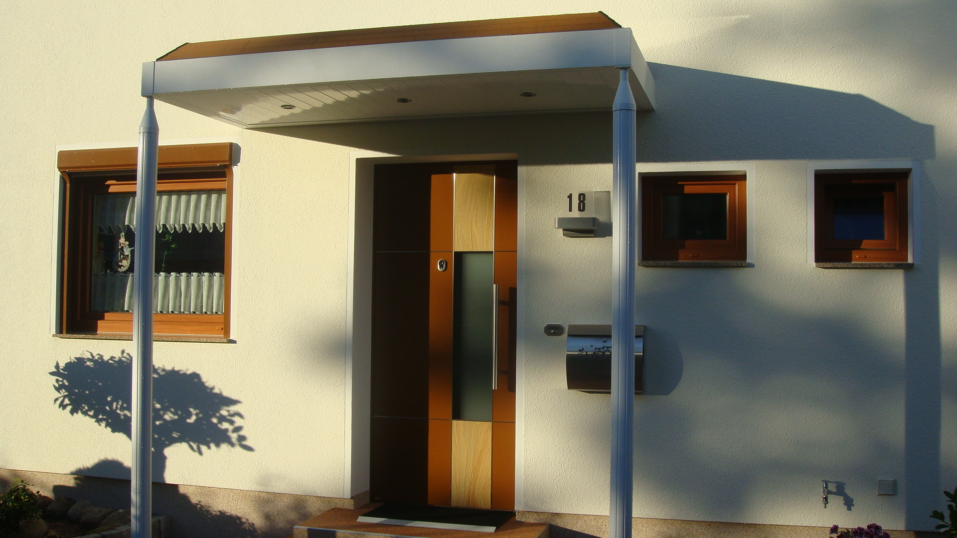 Neue Eingangstür mit Vordach