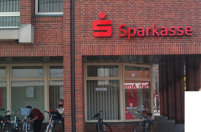 Förde Sparkasse in Plön am Marktplatz - nicht wundern wegen des weißen Flecks, da standen Leute ;-)