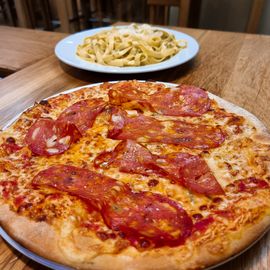 Pizza mit Gorgonzola und Spianata