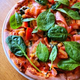 Pizza mit R&auml;ucherlachs  Spinat und Tomatenw&uuml;rfeln 
