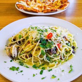 Spaghetti mit Sardinen, Rosinen und Peperoncino 