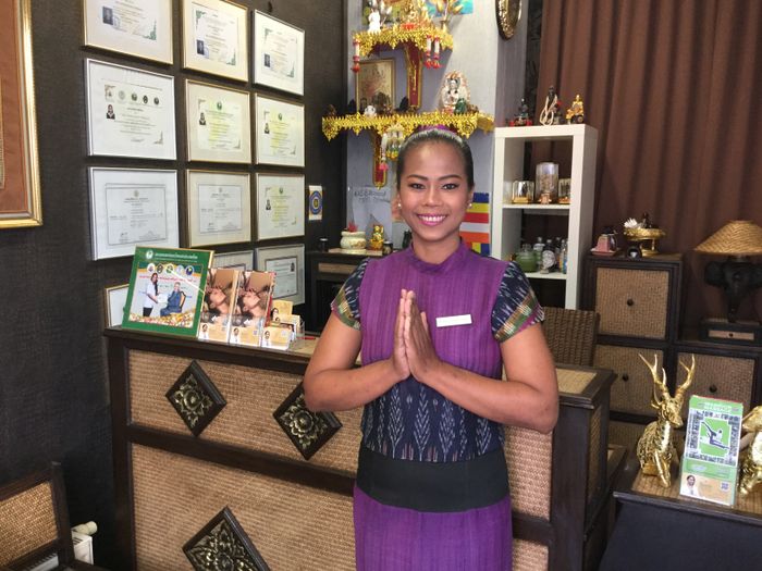 Naphatsanan Pinsuwan die Geschäftsleiterin, Thai-Massage Meister und Ausbilderin am Tresen Empfang.