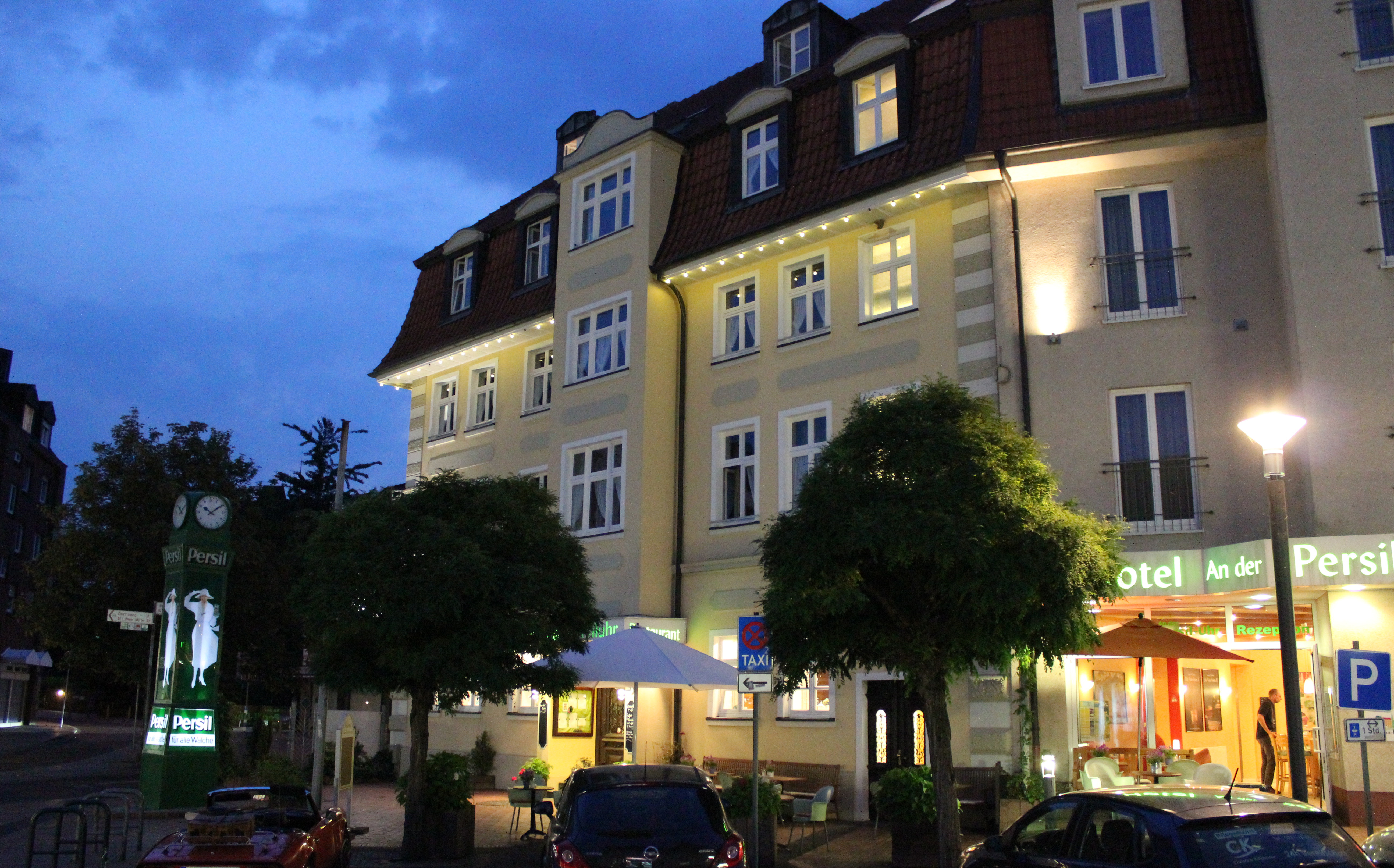 Das Hotel An der Persiluhr in Lünen an einem gemütlichen Sommerabend