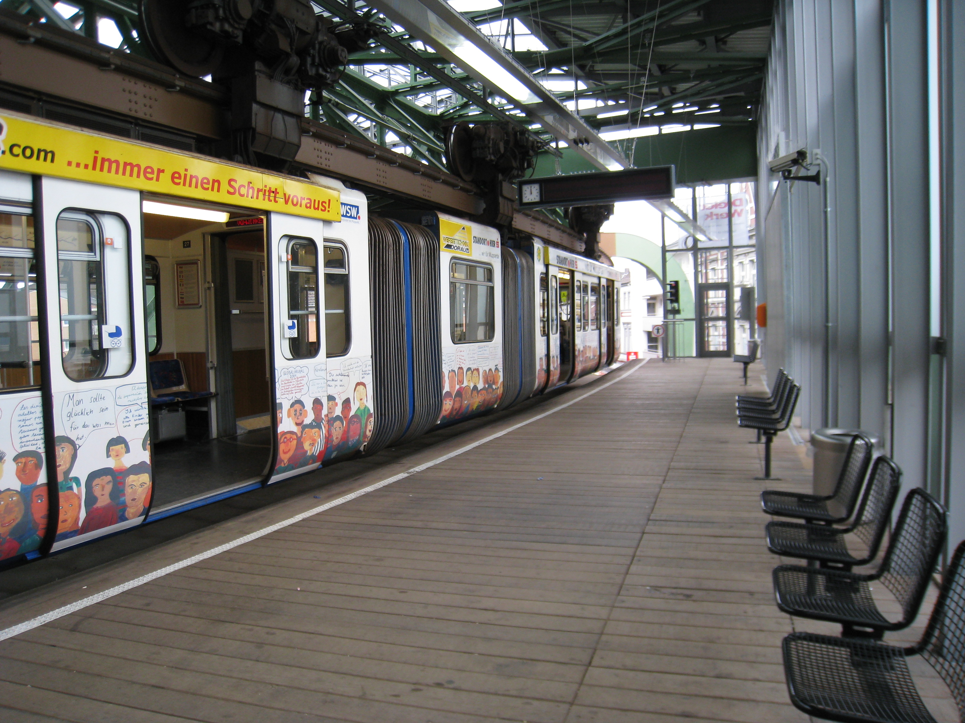 Der Bahnhof &uuml;ber der Stra&szlig;e, Endstation W-Vohwinkel, Zugfolge 3 Min.