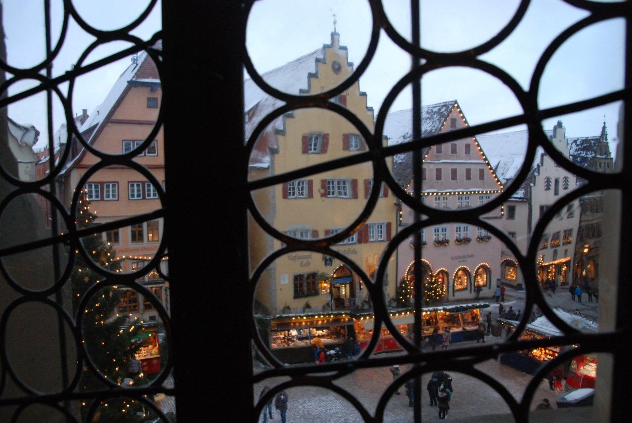 Restaurant Ratsstuben vom Aufgang zum Rathausturm mit Weihnachtsmarkt
