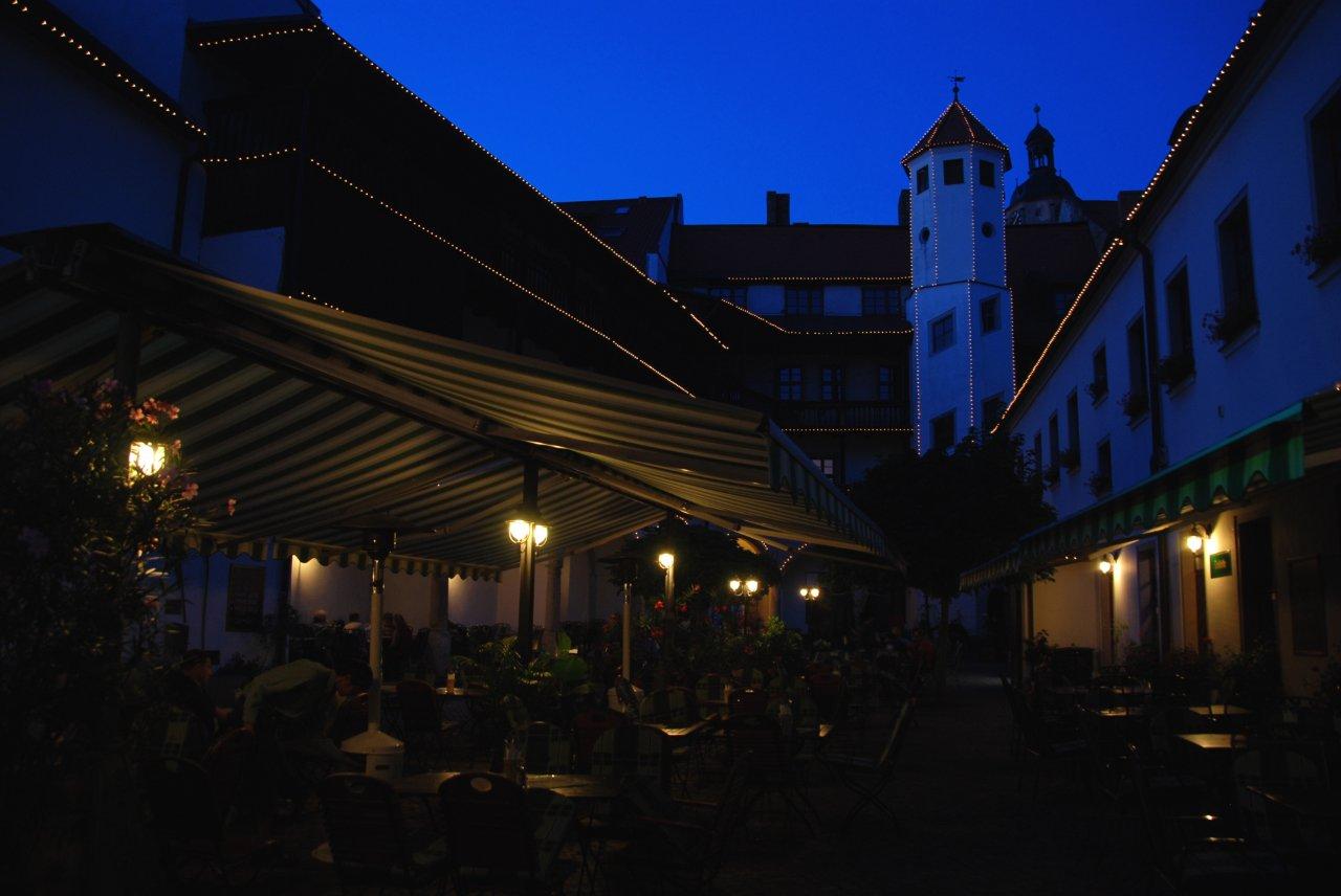 Brauhaus Biergarten am Abend