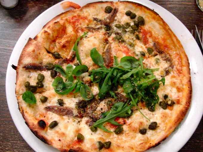 Leckere Pizza mit Sardellen und Kapern, äusserst herzhaft
