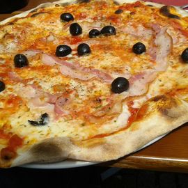 Pizza Paesana mit Oliven, Mozzarella und Speck. Multo bene!