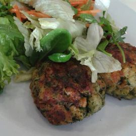 Kaspresskn&ouml;del auf bunten Blattsalaten mit Kirschtomaten und frischen Kr&auml;utern