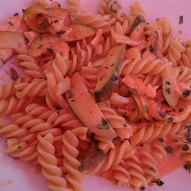 Pasta mit Lachs und Zucchini. Genial!