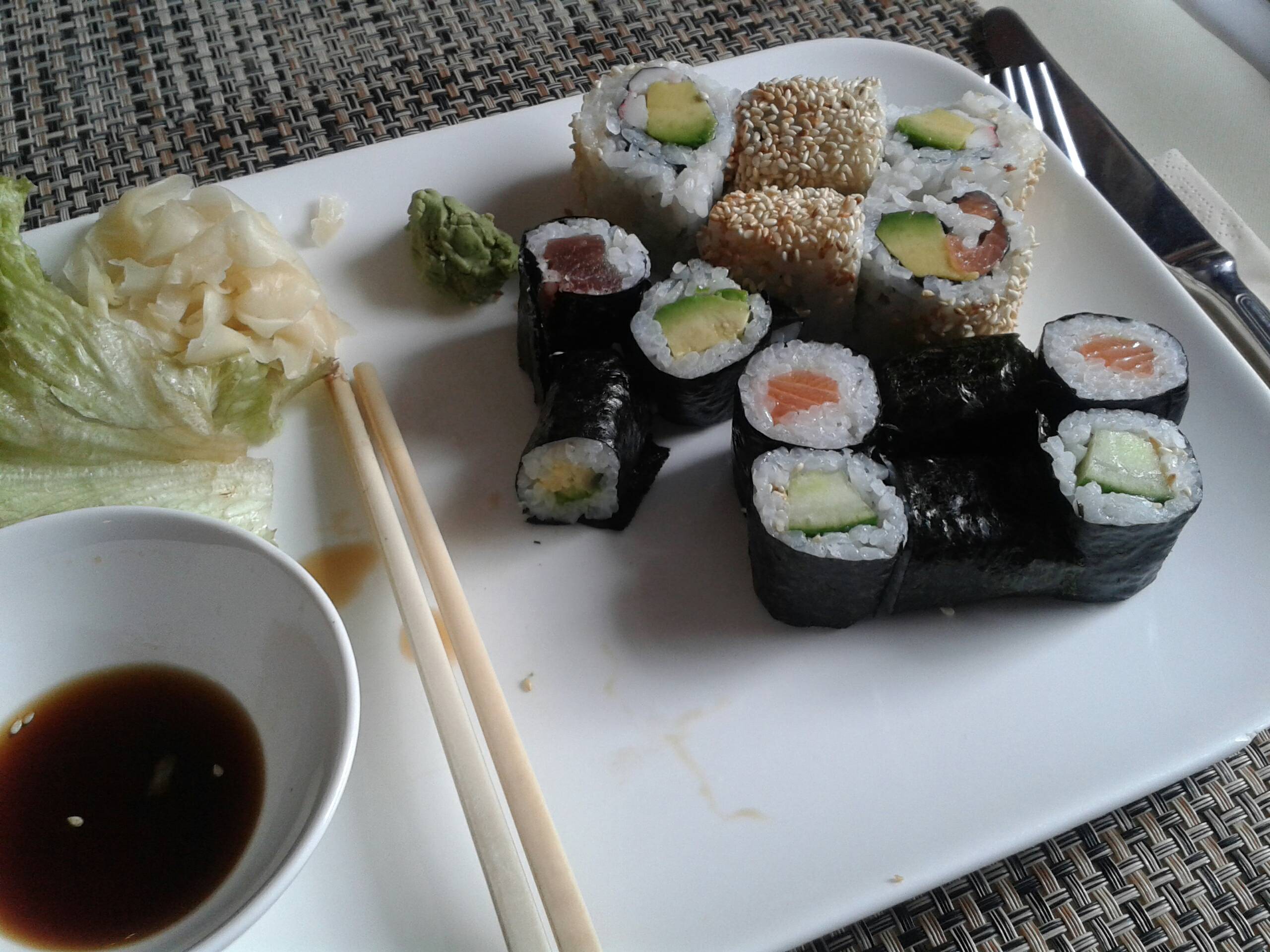 Foto leider erst gemacht, als schon angefangen mit essen :-) Sehr lecker, Sushi vom Feinsten