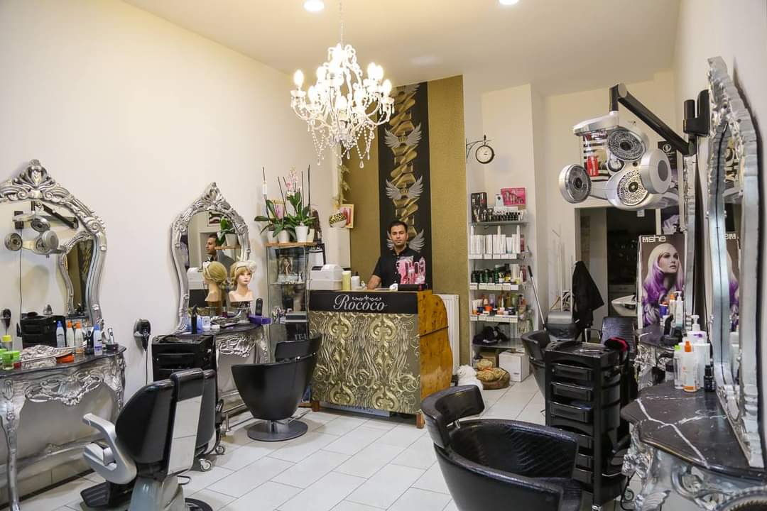 Herzlich Willkommen bei Rococo Hairdesign – Dein Friseur in Bochum
Ihr Experte für Balayage &amp; Haarverlängerung in Bochum. Als moderner Friseur in Bochumer Innenstadt reichen unsere Leistungen von Keratinglättung, Haarverdichtung, moderner Schnitttechniken, verschiedene Formen der Coloration, Styling, Balayage, Kreatinpflege bis zu Beautybehandlungen.Auch als Barbiershop in Bochum für die Herren 
Rococo Hairdesign in Bochum bedient dich ohne Termin als auch mit einem spontanen Online Termin !