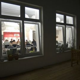 Blick von der Terrasse nach Innen - Kochschule menufaktur Frankfurt