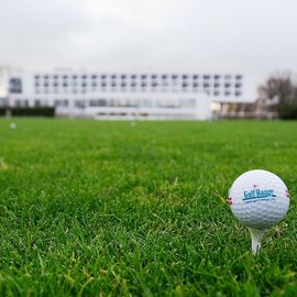 Blick auf das ATLANTIC Hotel Galopprennbahn von der Golfrange