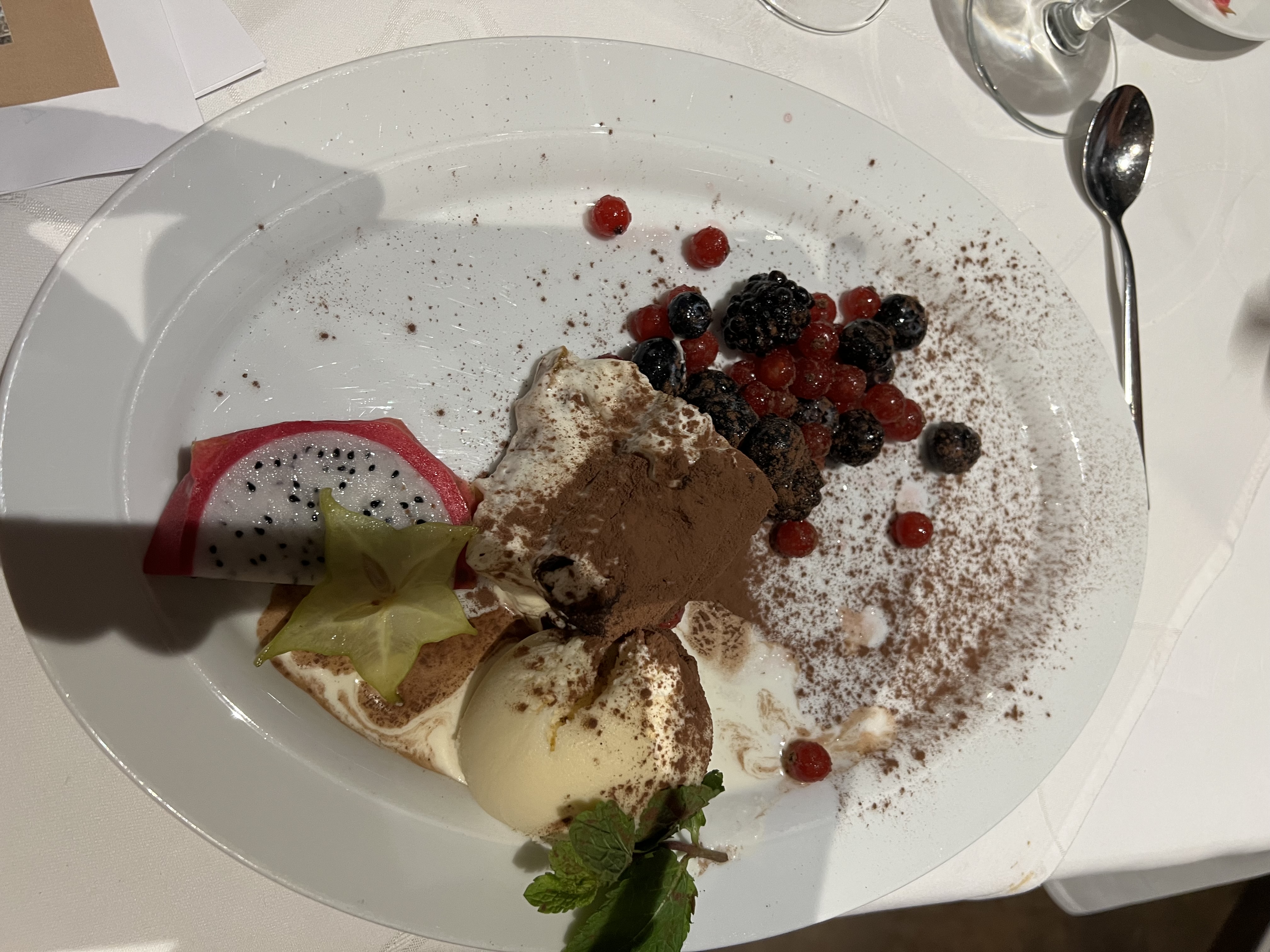 Tiramisu Vanilleeis gezuckerte Beeren