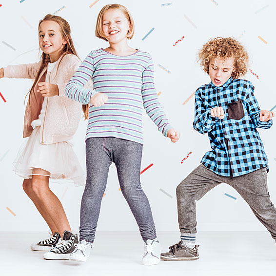 KINDERTANZEN: Smarties - aktuelle Hits sind die perfekte Abwechslung zur klassischen Tanzmusik, damit den Kindern das Tanzen Spaß macht
