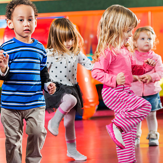 KINDERTANZEN: Minis - mit Spaß und Freude an Bewegung, entwickeln Ihre Kleinen Rhythmus- und Taktgefühl auf aktuelle Kinderliedtexte