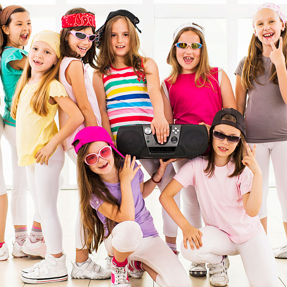 HipHop Kids: zu tanzen wie sein Star, ist bei Kindern heute immer noch "cool und trendy". Spielerisch Bewegung auf Musik entdecken