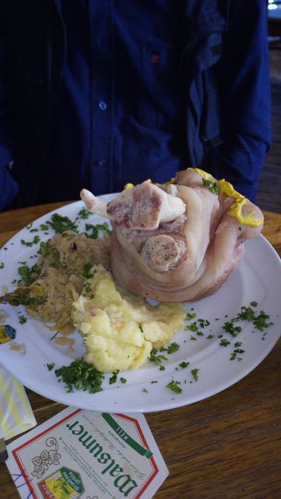 Klassiker: Eisbein, Püree und Sauerkraut.