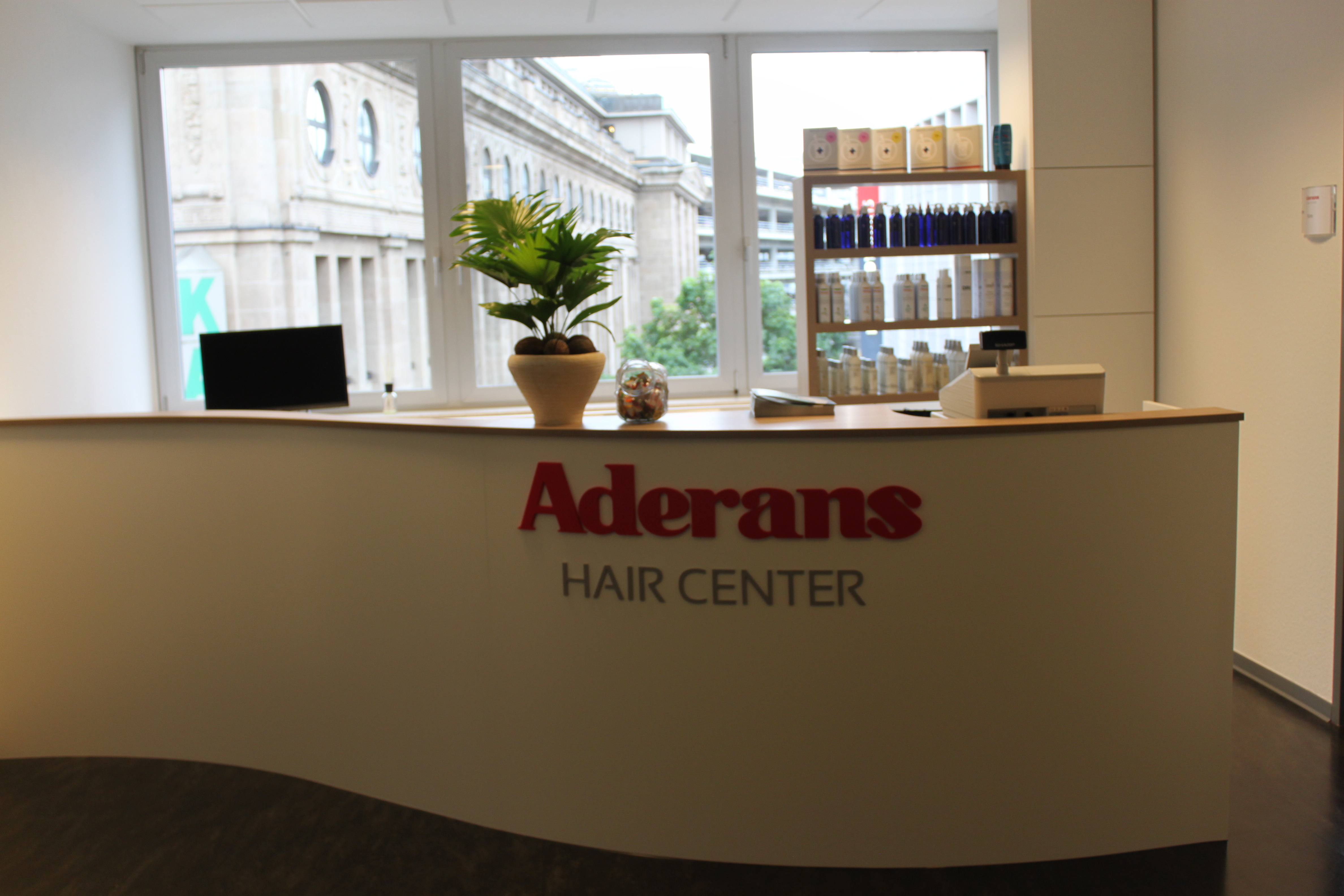 Empfangsbereich des Aderans Hair Center Köln