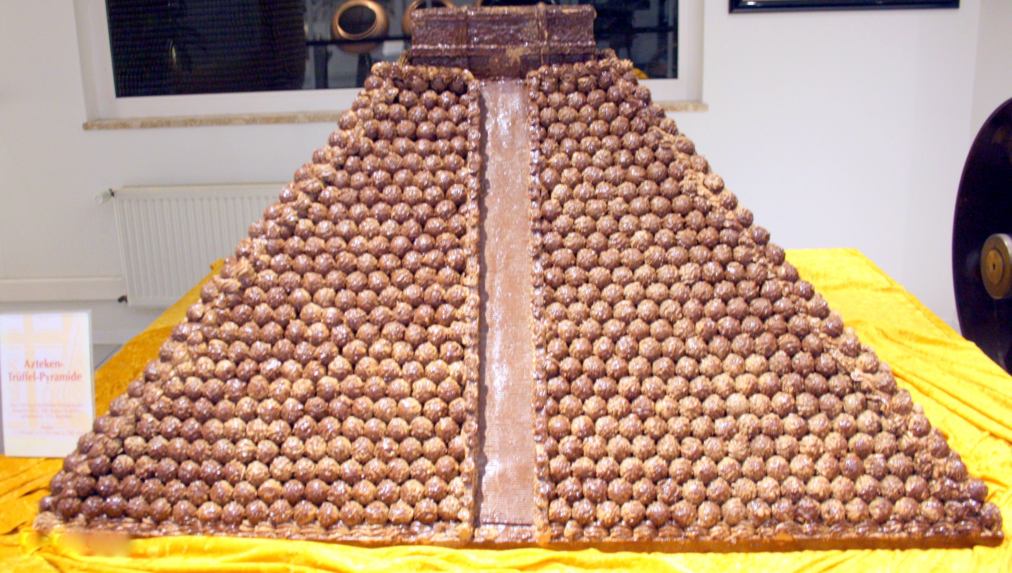 Rausch Schokoladen GmbH - Chichén Itzá, -  Mexico -, die Pyramide ist aus Trüffeln gebaut.