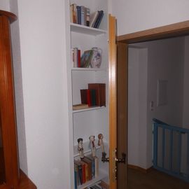 Wohnstube, gefülltes Bücherregal