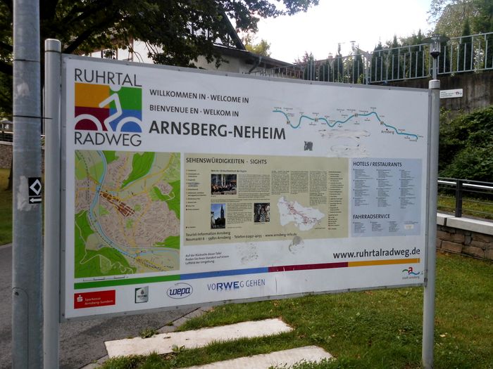 Infoschild zum Ruhrtalweg (Möhnefluss und Ruhr fließen hier zusammen)
