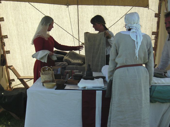 Burg Rabenstein Mittelaltermarkt Stoffhändler