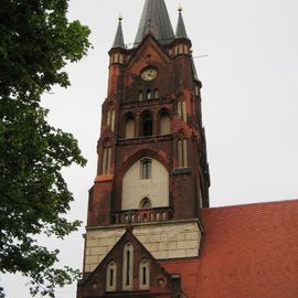 Der weithin sichtbare Kirchturm