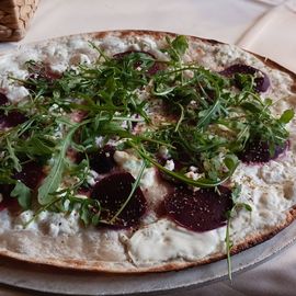 Flammkuchen mit Schmand, Ziegenkäse und Rote Bete