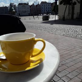 Kaffee mit Blick auf den Wismarer Markt