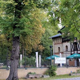 Der malerische Garten des Restaurants