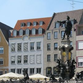 Café Eber am Rathausplatz. Die Schirme gehören dazu; links neben dem Brunnen die oberen Fenster des Cafés.