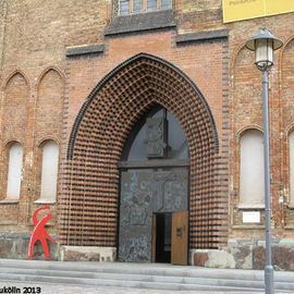 Der Haupteingang zur Kirche