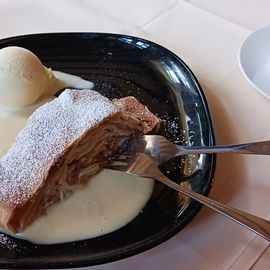 Apfelstrudel und Kaffee 