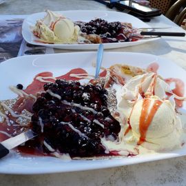 Pfannkuchen mit Waldbeeren, Vanilleeis und Sahne