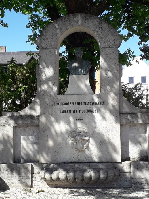 Denkmal Landrat von Stubenrauch - Schoepfer des Teltowkanals