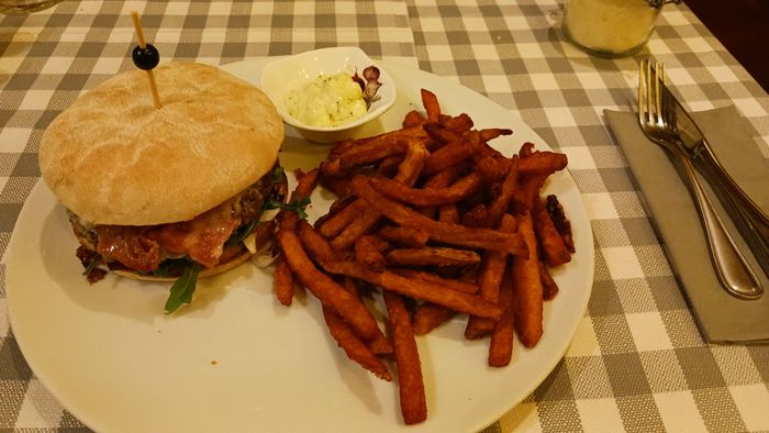 Kalbfleischburger mit Gorgonzola, Bacon, Radiccio und Rucola. Dazu Süßkartoffelpommes und Mayonnaise.