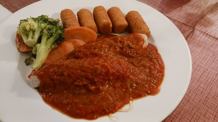 Involtini gefüllt mit Schinken und Käse, dazu Tomatensauce (auf meinen Wunsch)