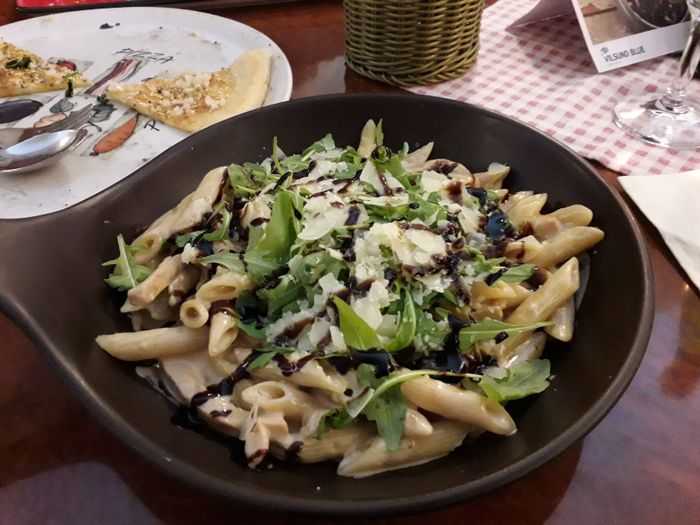 Penne mit Hähnchen in Balsamico-Rahm-Sauce.