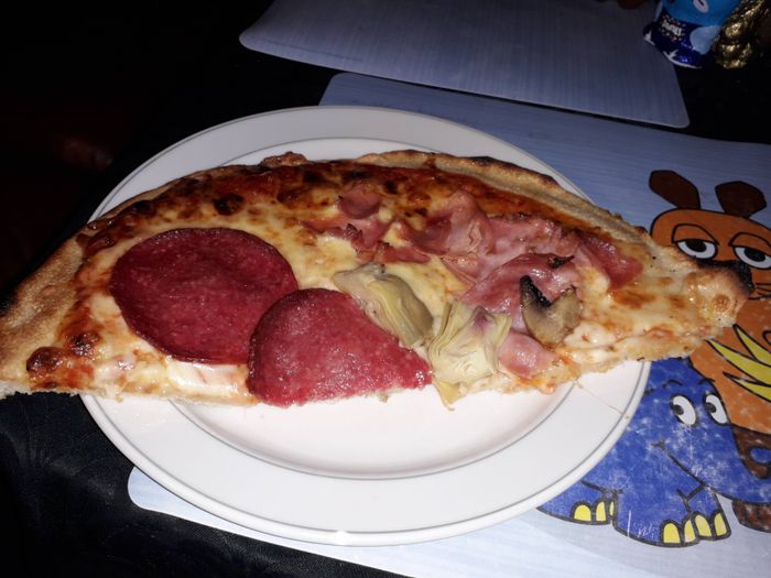 Pizza Quattro Stagioni mit Schinken, Salami, Artischocken und Champignons