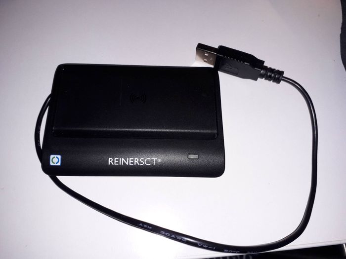 Ausweisleser mit kurzem USB-Kabel