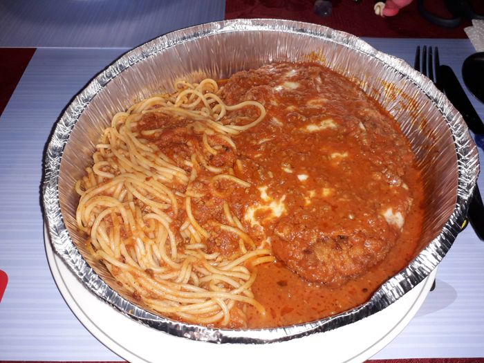Scaloppa Bolognese. Wir haben Spaghetti dazu bestellt, statt Pommes.