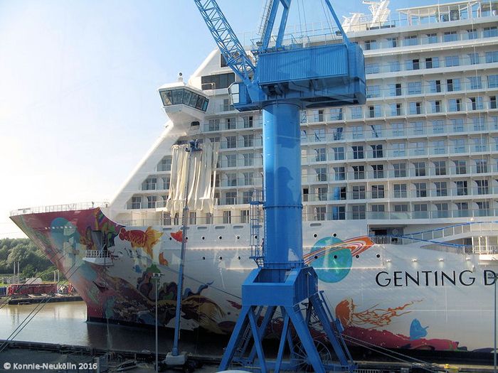 Fast fertig zum Auslaufen: die Genting Dream im September 2016