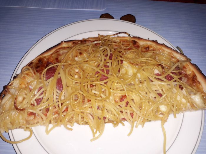 Pizza Calabrese mit Salami, Spaghetti und Knoblauch 